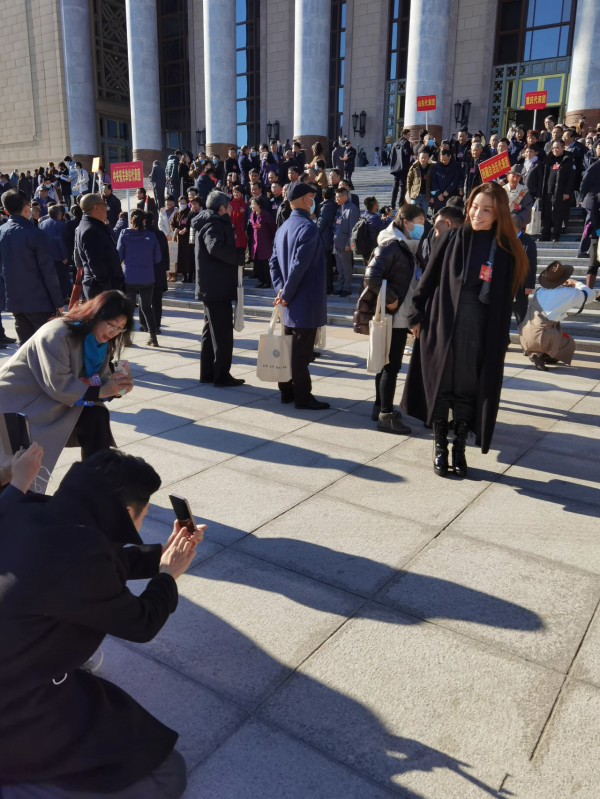 鄧超曬文代會合照：杜江眼大驚人，靳東笑出牙齦，吳京鼻孔吸睛