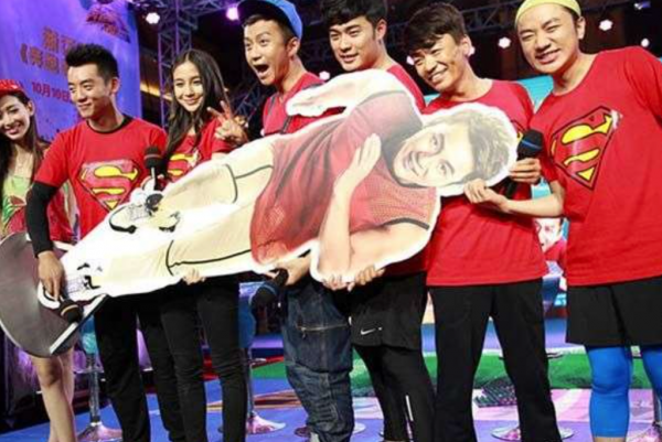 人前體面，人後畸形，這5位瘦成紙片人的明星，比你想象的誇張