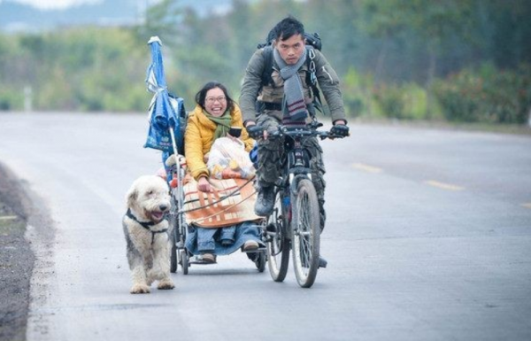 7年前,廣西男子身揣200塊,騎車帶絕症女友窮遊,如今結局很圓滿 7年前,廣西男子身揣200塊,騎車帶絕症女友窮遊,如今結局很圓滿
