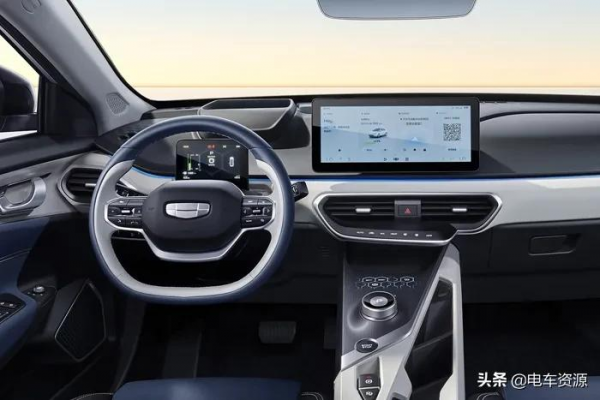 預算15萬左右，這兩款純電家轎怎麼選？舒適和操控都有