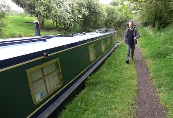 52歲的他放棄一切，住進33㎡“房船”中漂泊流浪，一晃已生活5年