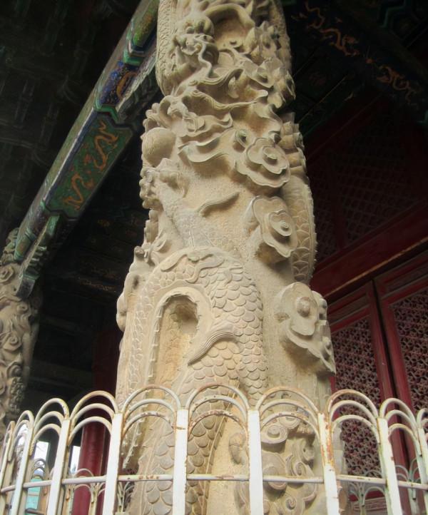 乾隆來拜孔府,大成殿前十根龍柱為什麼要用紅綢包上? 乾隆來拜孔府,大成殿前十根龍柱為什麼要用紅綢包上?