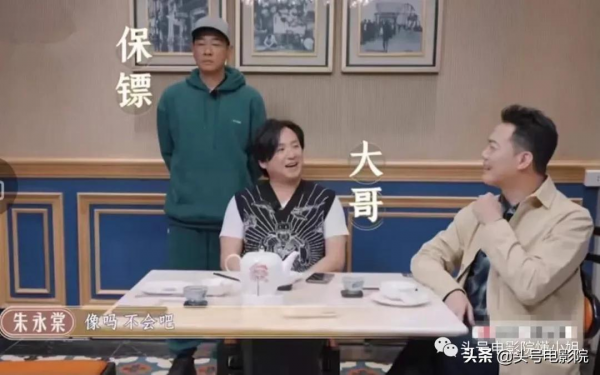 53歲“古惑仔”發福現身，陳小春倒茶叫他大哥，張柏芝第一個男人