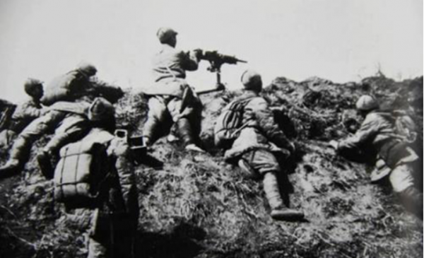 升遷最慢的紅軍師長，20年來從未上升一級，55年授銜時難倒羅榮桓