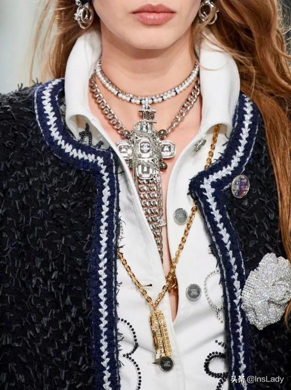 我的社恐女同事，一到年會就變名媛了？