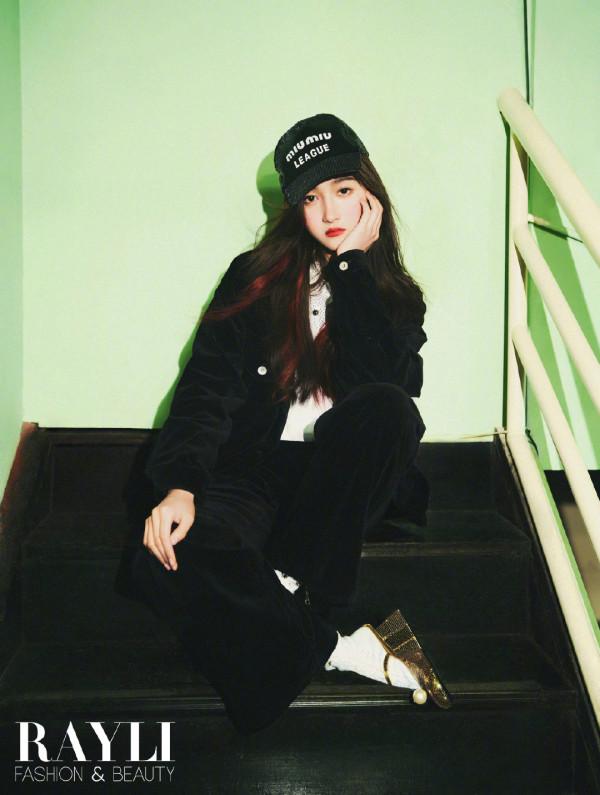 封面 | 關曉彤變身派對樂團歌手，展現超酷樂團風，潮流少女範十足