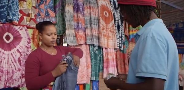 非洲天才手藝人,用汽油桶建房子,幾個小時就建好一棟“小別墅” 非洲天才手藝人,用汽油桶建房子,幾個小時就建好一棟“小別墅”