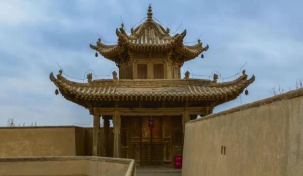 倚在民勤瑞安堡拱門，感受那片沙海綠洲的時光