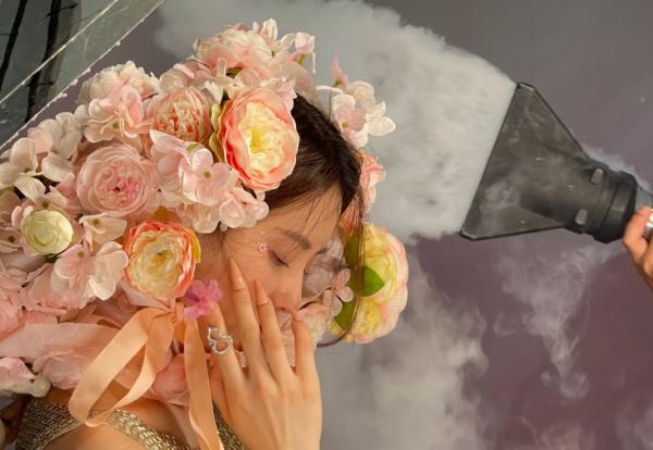 劉詩詩最新時尚大片出爐，以牡丹花為主題，美女和鮮花果然最配