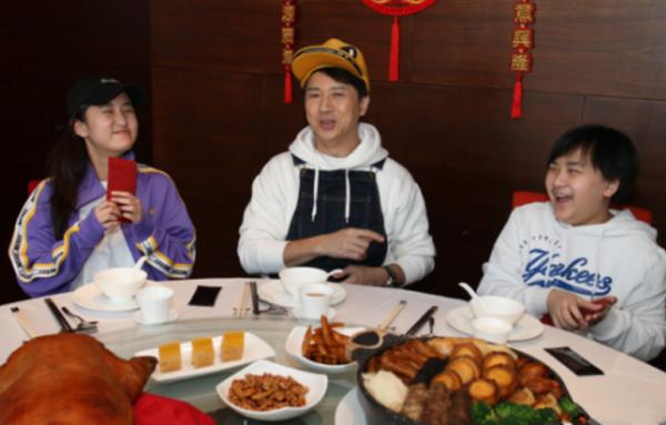 50歲港星全家移民英國後陷入困難！租不到房子，子女找不到學校