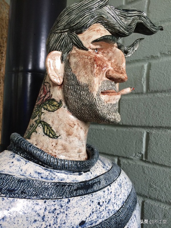 倔強堅強的陶瓷人物雕像 倔強堅強的陶瓷人物雕像