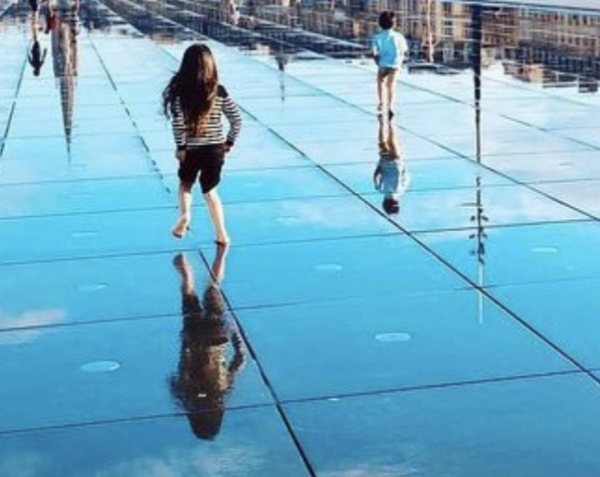 周杰倫曬兒女沙灘上玩耍，不願錯過孩子成長，弟弟身高快趕上姐姐