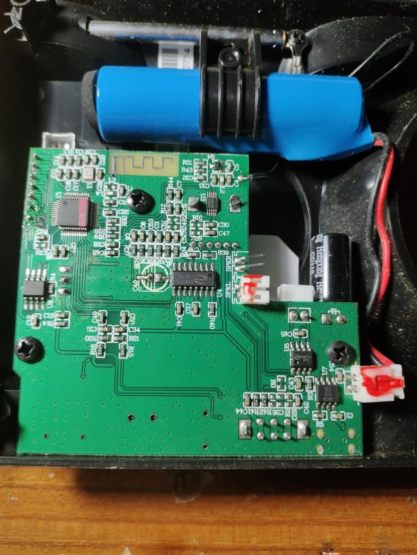 一部小小的移動音箱，內部結構簡單，功能強大齊全