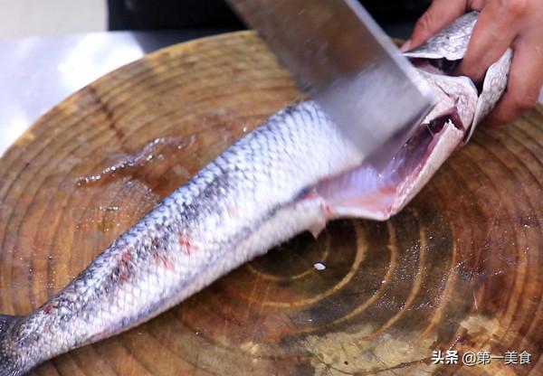 一條魚做兩道菜，廚師長教你做法和技巧，魚塊鮮嫩，湯汁濃白