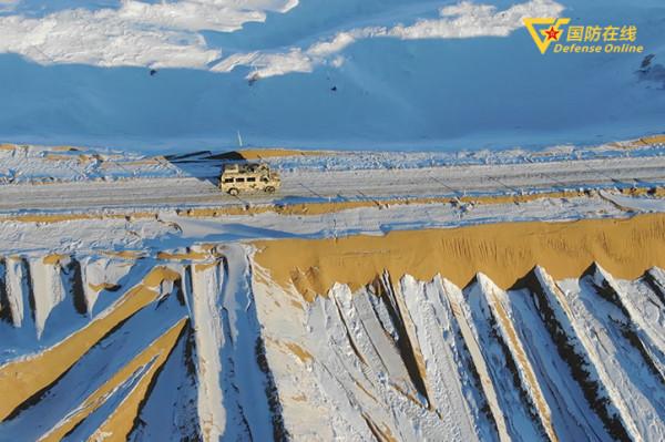 軍馬馱運 年貨送到邊防哨所