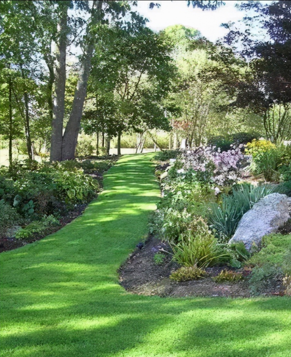 園中小徑延伸出花園的自然意境