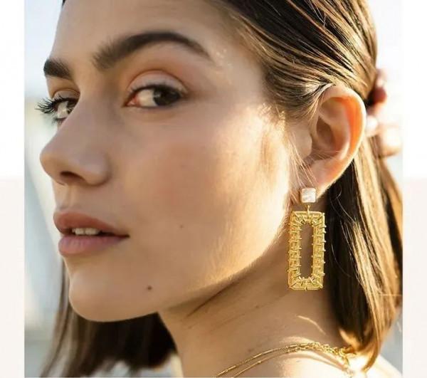 朱珠曬全家福,她的金耳環好搶鏡 朱珠曬全家福,她的金耳環好搶鏡