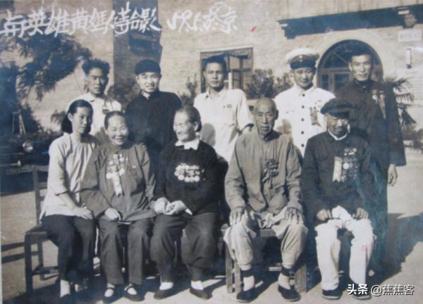 羅盛教犧牲後：父親赴朝為兒掃墓，被救者母親提出：我把孫子送你