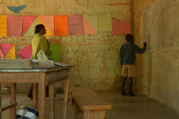 在非洲生活有多難？孩子們喝泥水，在沒屋頂的教室頂著烈日上課