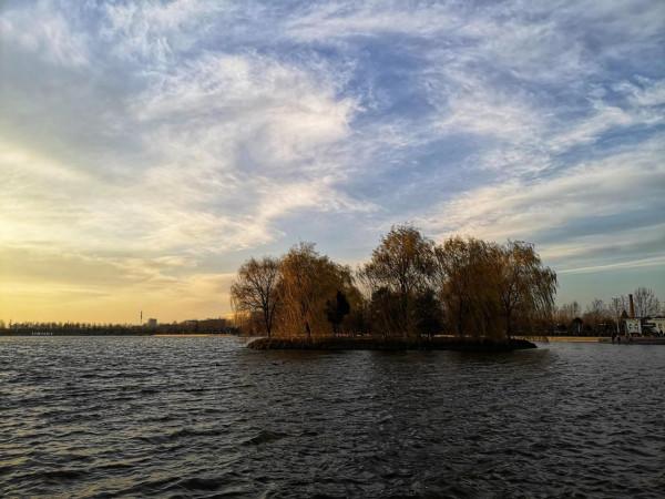 2021.12.18絢麗多姿的晚霞隆重登場，一群水鴨在霞光雲影中飛翔