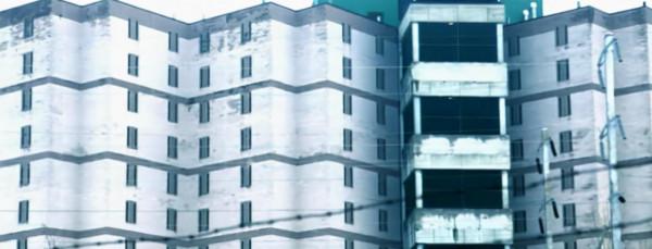 美國囚犯模仿肖申克越獄成功，留下一張紙條，氣得監獄長自盡