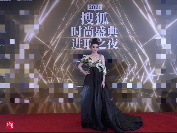 搜狐盛典:阿嬌發福婁藝瀟臉垮,李若彤秀馬甲線,AB壓軸驚豔全場 搜狐盛典:阿嬌發福婁藝瀟臉垮,李若彤秀馬甲線,AB壓軸驚豔全場