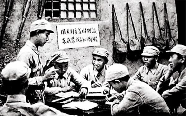 16歲少年瞞著父母參軍，18年後成副司令返鄉，母親：長官你找誰