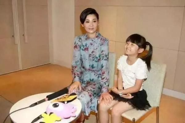 徐帆：處處忍讓馮小剛，23年不生孩子，養女和繼女把她當親媽孝順