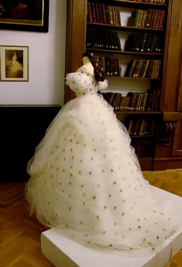 茜茜公主的星星髮飾好多，除了肖像畫上的27顆，她還有各種形狀的