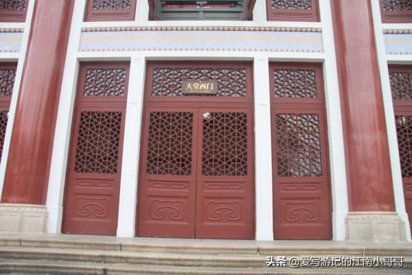 參觀綠樹環繞的中山紀念堂,從西側廣場開始,可以看到迷人的側顏 參觀綠樹環繞的中山紀念堂,從西側廣場開始,可以看到迷人的側顏