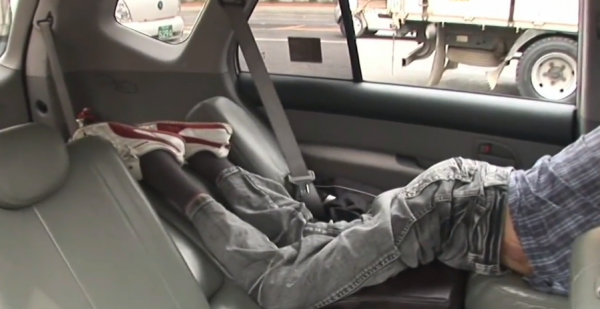 故事:韓國截癱小夥趴著開車,超車變道樣樣精通,正常老司機都佩服 故事:韓國截癱小夥趴著開車,超車變道樣樣精通,正常老司機都佩服