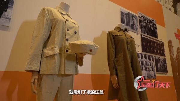 軍迷體驗不同時期女軍服,你更喜歡哪一套? 軍迷體驗不同時期女軍服,你更喜歡哪一套?