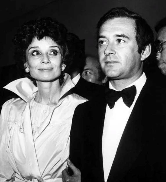 紀梵希有多愛赫本？26歲初見，42年沒名沒分，他一生未娶守護到老