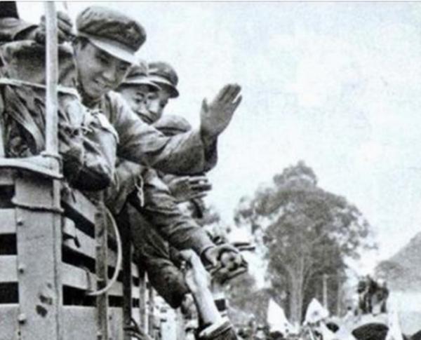 1984年廖錫龍一戰成名,鄧小平拍板:應該重點培養,先讓他當軍長 1984年廖錫龍一戰成名,鄧小平拍板:應該重點培養,先讓他當軍長