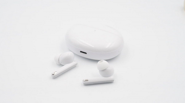 彙總完2021年16家手機廠商31款TWS耳機，我們得出8組重要資料