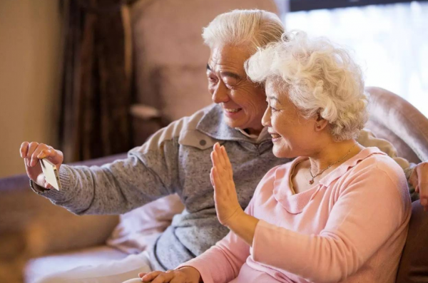 女兒模仿80年代母親，網友懷疑自己的雙眼：誰是媽媽