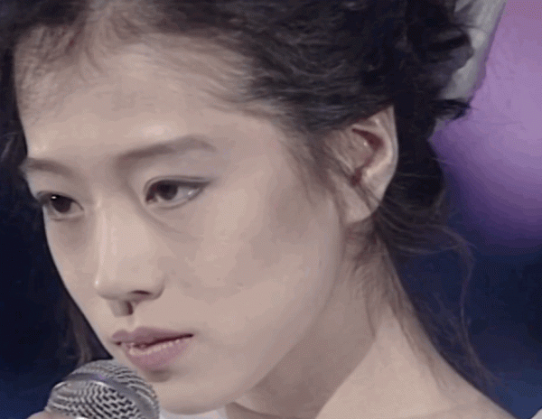 總覺得鞠婧禕拍照的樣子很像一個人，終於找到了