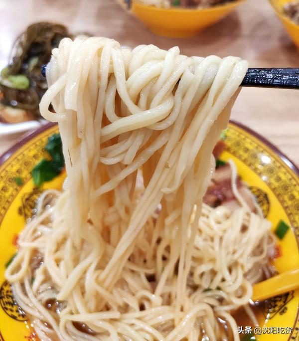 大肉面大骨面煮雞架,賣相好,價格廉,可我吃著不香啊 大肉面大骨面煮雞架,賣相好,價格廉,可我吃著不香啊