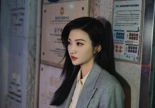 景甜街頭夜景大片釋出好酷颯 飄逸長髮搭配灰西裝利落有型