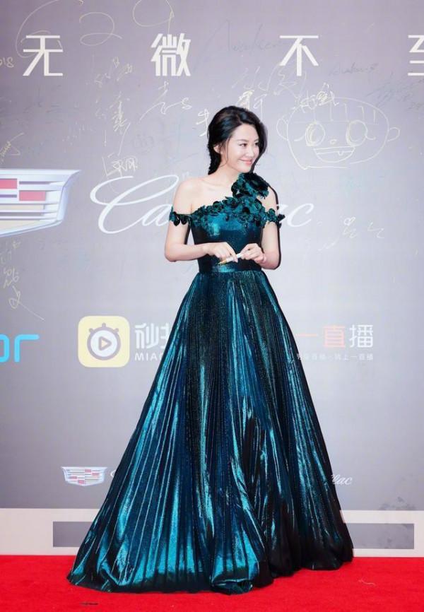 央視主持人周濤，51歲穿薄紗裙扮嫩，比50歲的許晴還有氣質