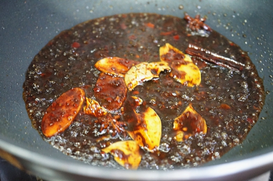 一鍋滷肉太香了，做成肉滷刀削麵，吃完還想吃