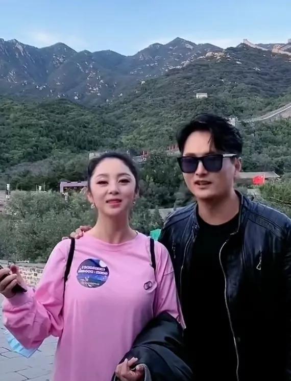 好歌手雲飛：娶&OpenCurlyDoubleQuote;古典女神&rdquo;美嬌妻，6登央視春晚，為人低調樸素