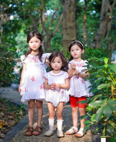 25歲網紅拼四胎惹爭議,3個女兒從小當童模養家,網友喊話求封禁 25歲網紅拼四胎惹爭議,3個女兒從小當童模養家,網友喊話求封禁