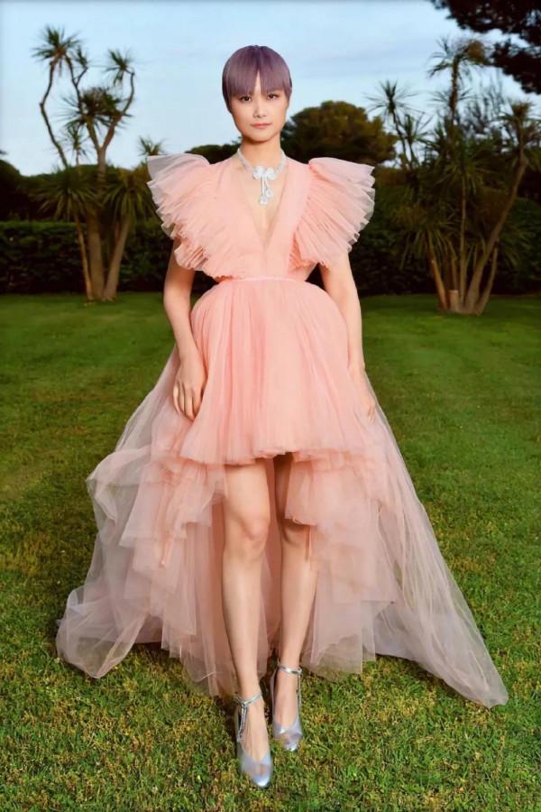 李宇春終於穿得像個女人,想不到她穿裙子氣質驚豔,早該這樣穿了 李宇春終於穿得像個女人,想不到她穿裙子氣質驚豔,早該這樣穿了