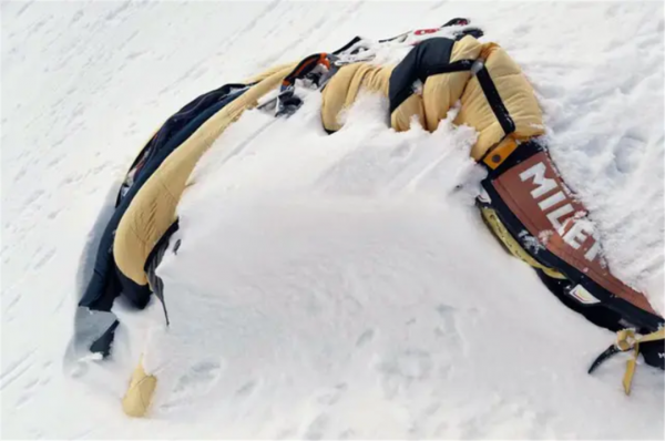 為什麼珠峰上的遺體沒人搬運？睡美人、綠靴子，20多年沒被安葬