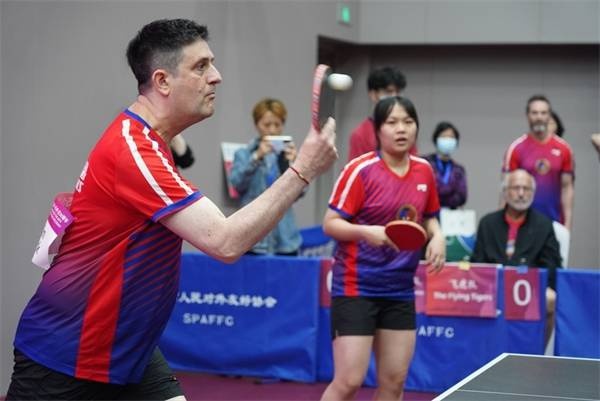乒乓外交50年丨“洋女婿”歐君廷:把承載中美友誼的乒乓球拍傳給女兒 乒乓外交50年丨“洋女婿”歐君廷:把承載中美友誼的乒乓球拍傳給女兒