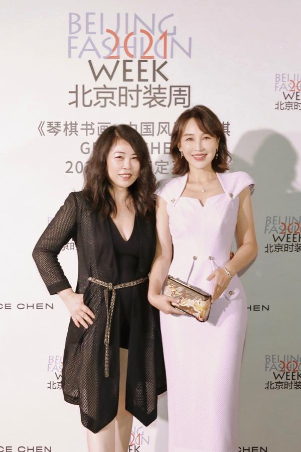 嶽麗娜亮相北京時裝週 造型吸睛盡顯風雅之姿