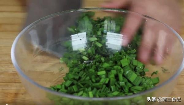 1把韭菜2個西紅柿,不用炒不烙餅,鮮香味美,一口一個超解饞 1把韭菜2個西紅柿,不用炒不烙餅,鮮香味美,一口一個超解饞