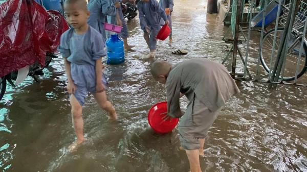 越南180高帥小夥明明可以當明星開豪車,卻偏要當和尚養棄嬰? 越南180高帥小夥明明可以當明星開豪車,卻偏要當和尚養棄嬰?