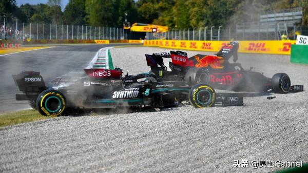 沃爾夫:維斯塔潘和漢密爾頓很可能在最後的爭奪中蓄意撞車 沃爾夫:維斯塔潘和漢密爾頓很可能在最後的爭奪中蓄意撞車